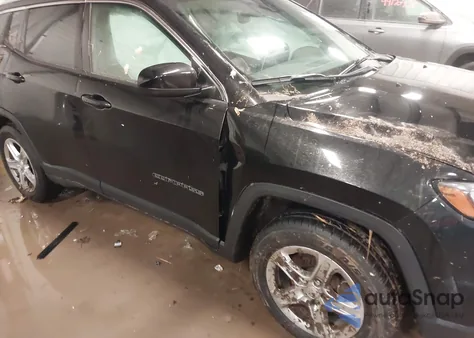 2024 Jeep Compass Latitude 4X4 from USA, damaged, VIN 3C4NJDBN3RT582615